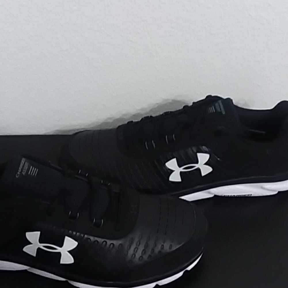Mens Under Armour charged assert 8